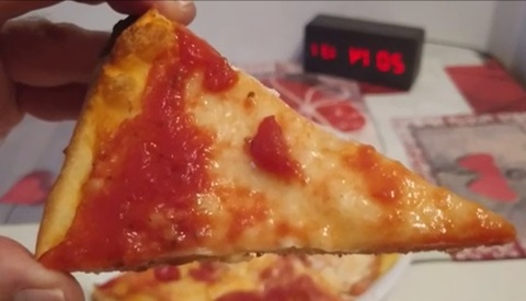 Come fare la pizza in forno a casa e cuocerla in 15 minuti | Grandi Sconti | Video Fai da Te
