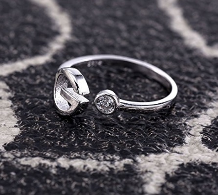 Anello con lettera con brillante in acciaio | Grandi Sconti | anelli ideali e perfetti per un regalo