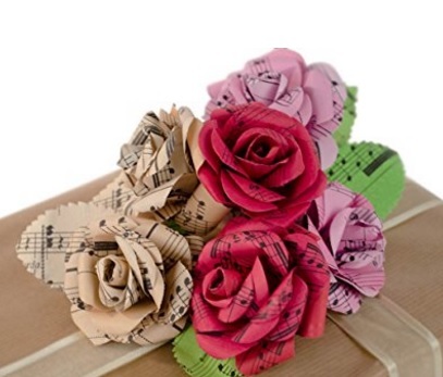 Bouquet realizzato in carta di musica per appassionati | Grandi Sconti | Bouquet sposa, composizioni con fiori sintetici