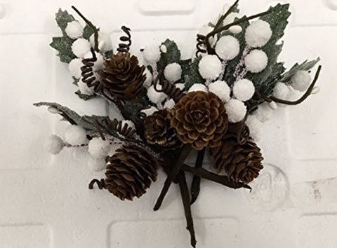 Decorazione natalizia con rami pigne e bacche | Grandi Sconti | fiori finti per composizioni