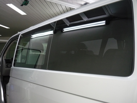 Oscuramento furgone t5. 4 applicazione | Grandi Sconti | TechnoGlass Riparazione o sostituzione vetri auto. Installazione di pellicole riflettenti su edifici commerciali, residenziali, automobili