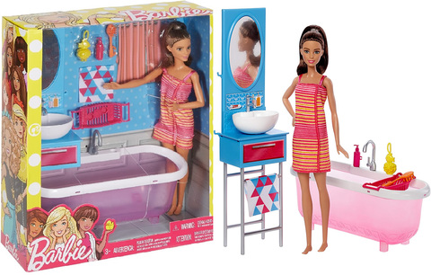 Barbie è pronta per rilassarsi in questo bagno con dettagli