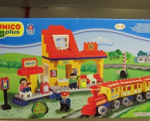 Divertiti con la stazione dei treni della lego