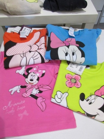 Varie magliette di vari colori minnie