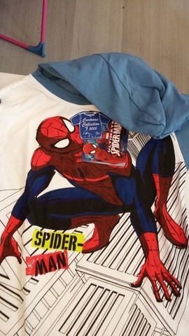 Maglia bianca e blu con cappuccio di spider man
