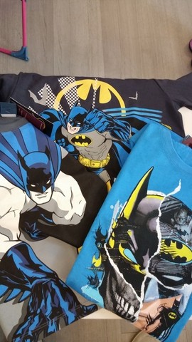 Varie maglie e abbigliamento di batman