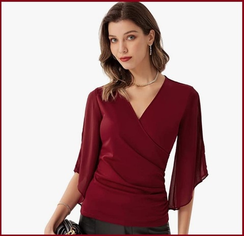 Maglia rossa aderente con scollatura donna