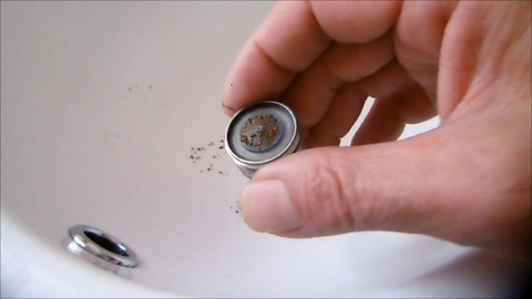 Come pulire o cambiare il filtro del rubinetto fai da te | Grandi Sconti | Video Fai da Te