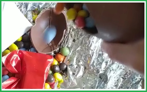 Come preparare un uovo al cioccolato maxi da regalare | Grandi Sconti | Video Fai da Te