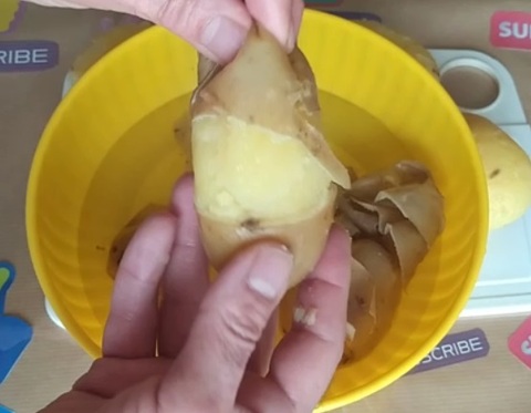 Facile togliere e pulire le patate bollite dalla buccia