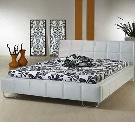 Letto in legno tappezzato dal colore bianco