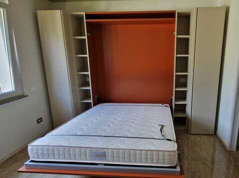 Armadio salvaspazio con letto matrimoniale a scomparsa