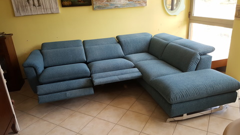 Divano lumière con 2 recliner elettrici - Sconto del 30%, divani | Grandi Sconti