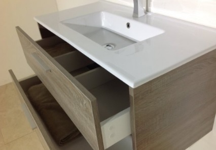 Mobile bagno con lavabo integrato al piano