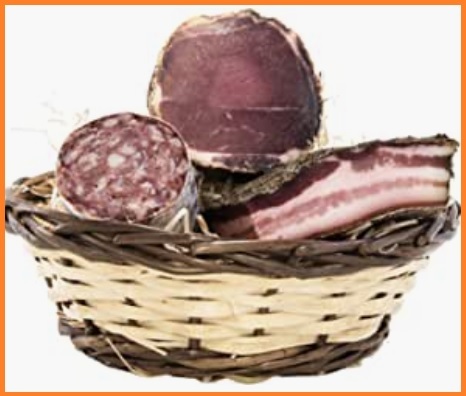 Cesti natalizi con prodotti tipici salumi