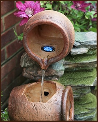 Fontana originale con brocche cottage
