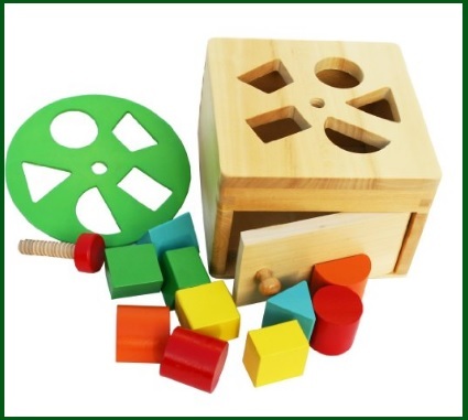 Gioco scatola in legno con varie forme e con rotella