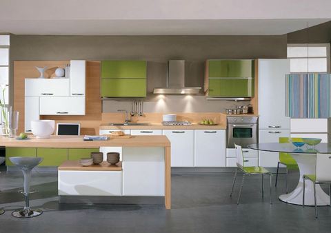 Cucina ante vetro verde e mdf bianco,piano rovere chiaro