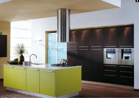 Cucina con isola in laminato rovere moro e laccato pompelmo