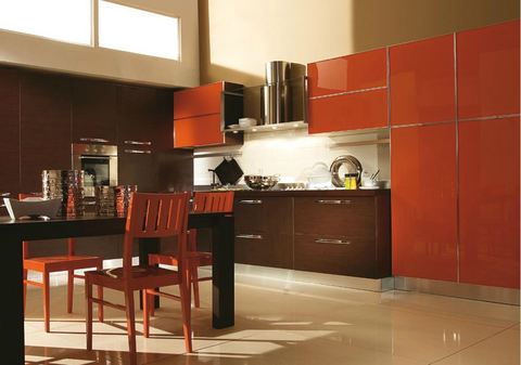 Cucina anta vetro temporato arancio ed effetto legno rovere