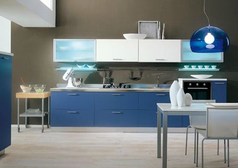 Cucina lineare anta ecologica blu,bianca e vetro satinato