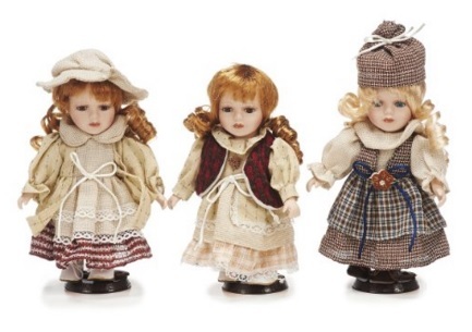 Bambole di porcellana con piedistallo in legno