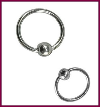 Piercing helix all'orecchio con morsetto e pallina