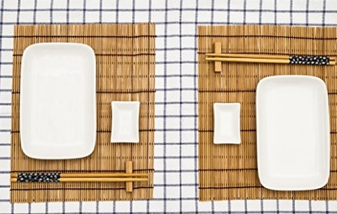 BAKAJI Set Sushi Giapponese per 2 Persone con Bacchette Piatti Tovaglietta Scodella e Portabacchette in Ceramica Accessori Casa Cucina