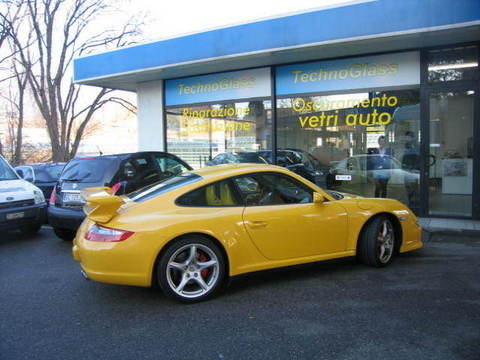 Porsche 911 | Grandi Sconti | TechnoGlass Riparazione o sostituzione vetri auto. Installazione di pellicole riflettenti su edifici commerciali, residenziali, automobili