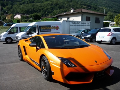 Lamborghini | Grandi Sconti | TechnoGlass Riparazione o sostituzione vetri auto. Installazione di pellicole riflettenti su edifici commerciali, residenziali, automobili