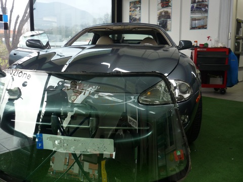Jaguar | Grandi Sconti | TechnoGlass Riparazione o sostituzione vetri auto. Installazione di pellicole riflettenti su edifici commerciali, residenziali, automobili