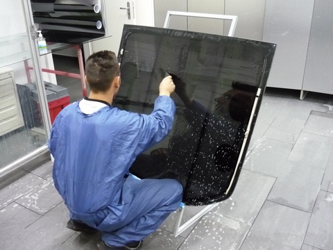 Oscuramento vetri "genesis" 6 installazione pellicola | Grandi Sconti | TechnoGlass Riparazione o sostituzione vetri auto. Installazione di pellicole riflettenti su edifici commerciali, residenziali, automobili